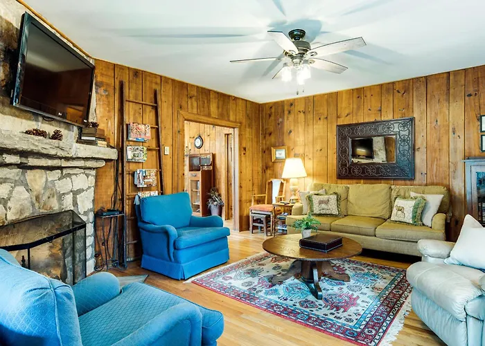 Peaceful Hendersonville Cabin - Hot Tub And Fire Pit
